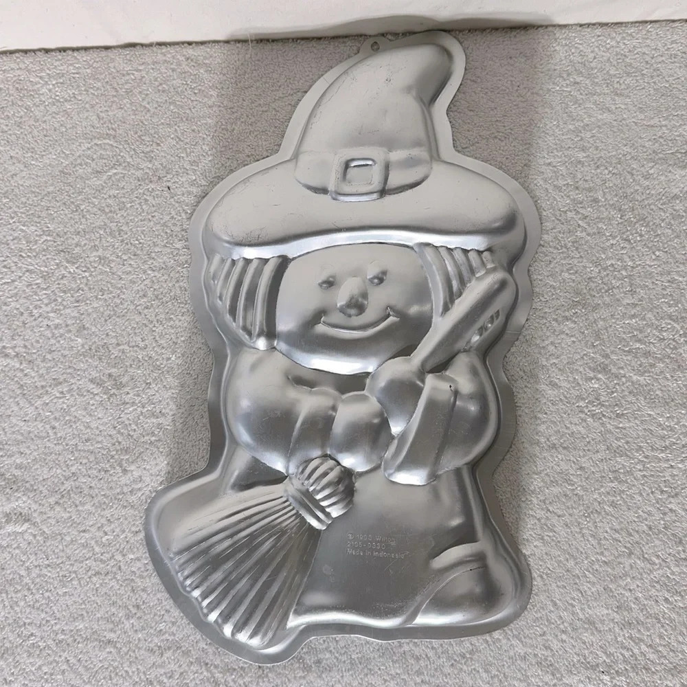 Vintage 1993 Wilton Pilgrim Cute Witch Cake Pan 2105-9330